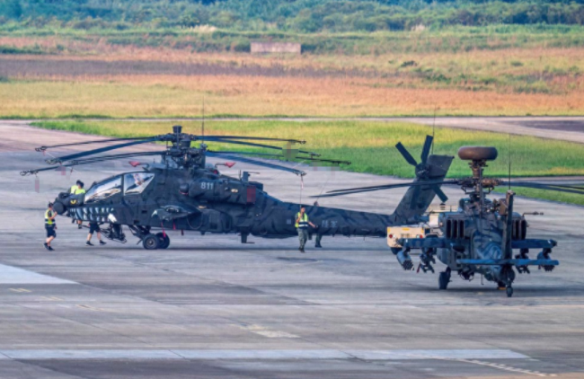 台陆军彩绘两架直升机：未上报或影响战备 网友讽"拿战机当玩具"