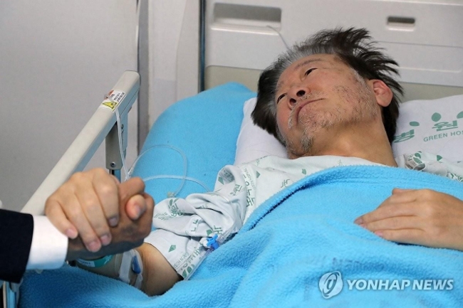 韩国在野党党首李在明停止绝食 恢复治疗