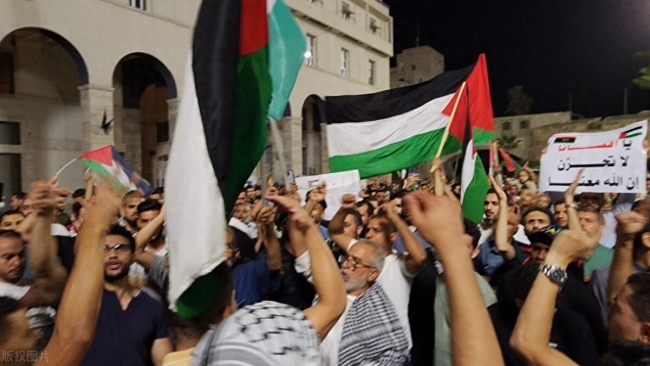 加沙医院遭空袭！多国爆发抗议，美国、以色列大使馆被包围