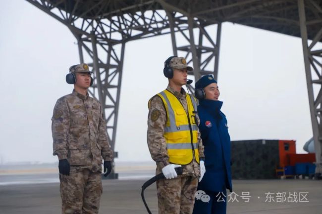 来了！东部战区陆海空军新年开飞高燃画面