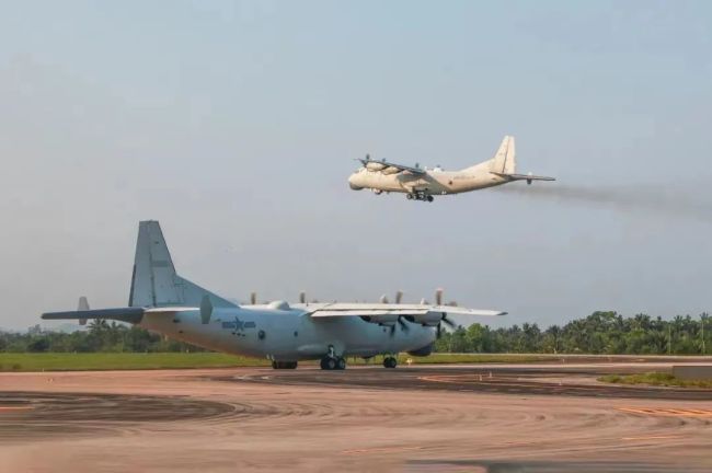 南部战区海军航空兵某团组织跨昼夜飞行训练