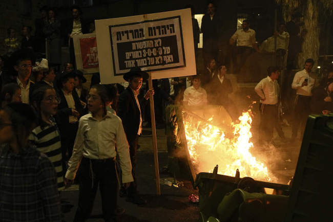 “宁愿死也不参军！”以色列极端正统派上街抗议征兵