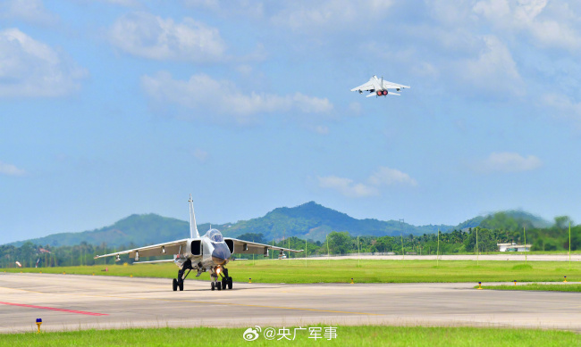 炫酷！南部战区空军战机飞行训练大图