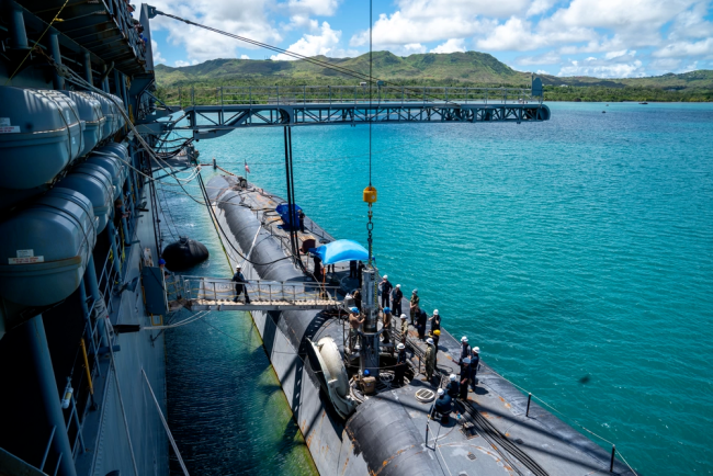 美军罕见公开核潜艇在关岛补弹照片，有何意图？