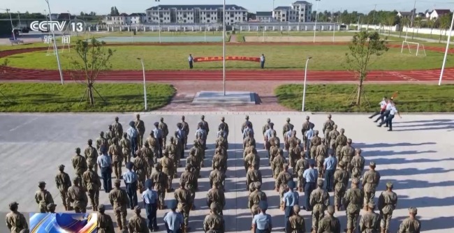 祖国各地官兵举行升旗仪式共庆节日