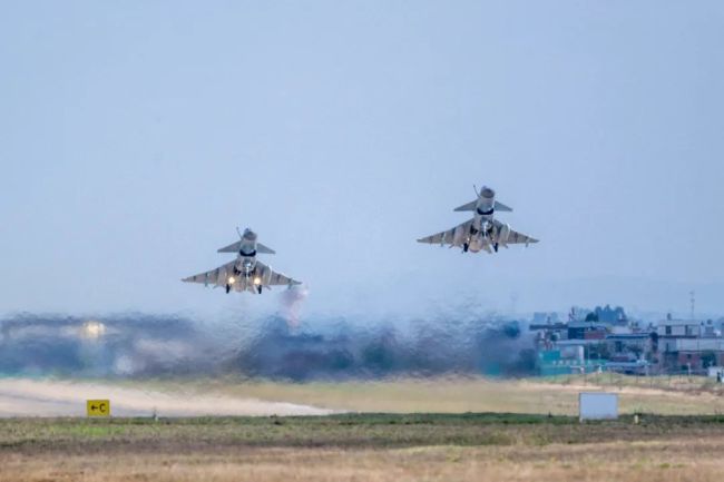 看战鹰振翅高飞！空军航空兵战机奔赴训练空域