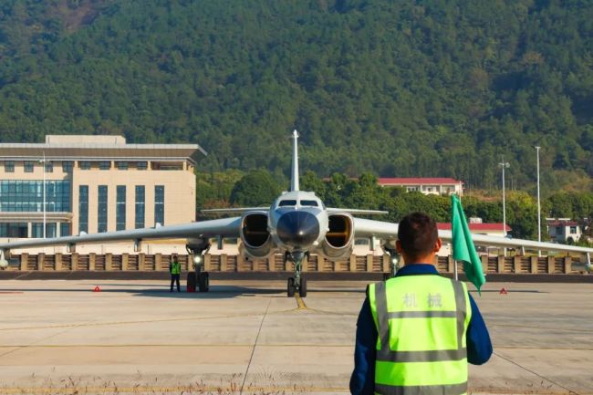 南部战区空军航空兵某部组织跨昼夜飞行训练