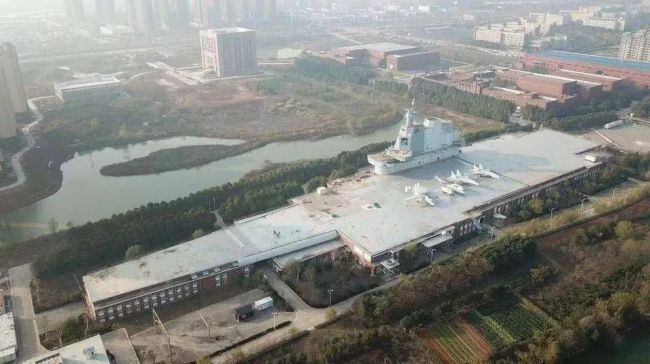 最新卫星照片透露细节：中国第四艘航母在望了？