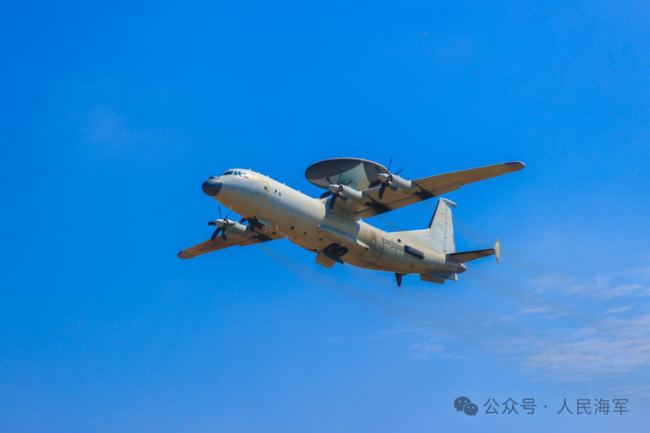 南部战区海军航空兵某部多机种协同出击