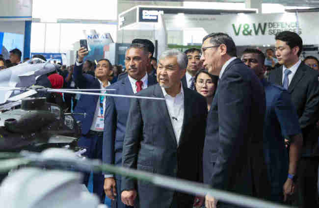歼-10CE战机亮相兰卡威航展，众多国外嘉宾观众拍照“打卡”