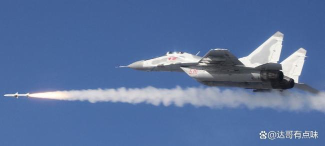 朝鲜新型空空导弹曝光，迈出空军现代化关键一步