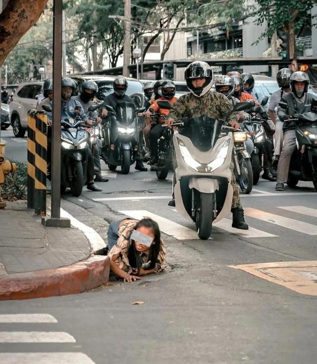 菲律宾街头下水道爬出一女子 恐怖电影般场景引发热议