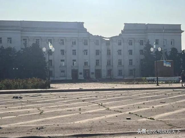赫尔松州政府大楼被炸 三枚炸弹命中