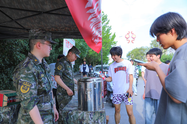 保障高考“零距离”，贴心服务暖民心 ——武警汉中支队设立爱民服务点为驻地高考保驾护航