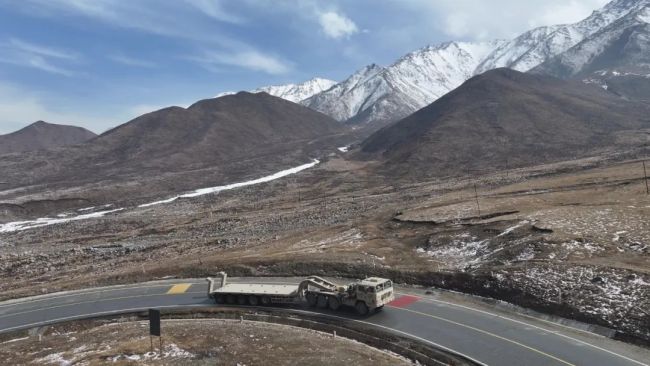 走进练兵场 | 重装运输车，驰骋风雪“天路”！
