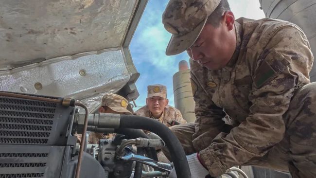 走进练兵场 | 重装运输车,驰骋风雪“天路”!