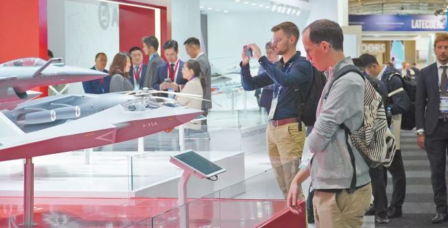 歼-35A海外首展，歼-10CE低调“赴约”，中国明星战机组团亮相巴黎航展
