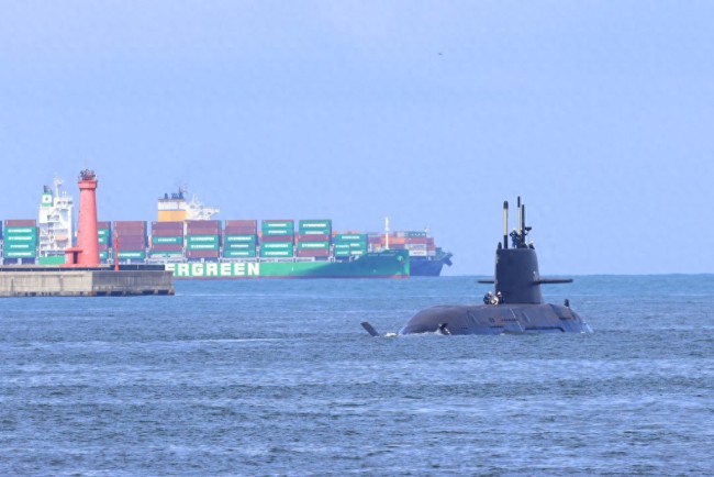 台湾首艘自造潜艇首次出海测试