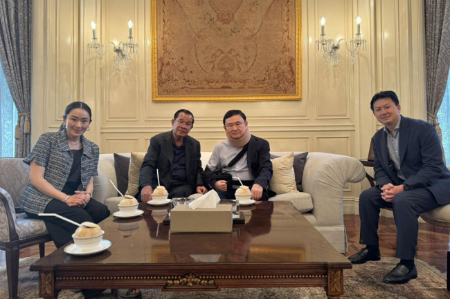 因一通电话陷执政危机，泰国总理含泪道歉