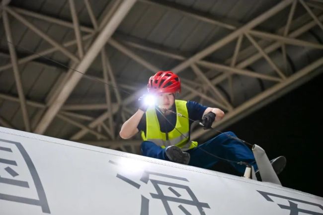 东部战区海军航空兵某部组织连续反潜训练