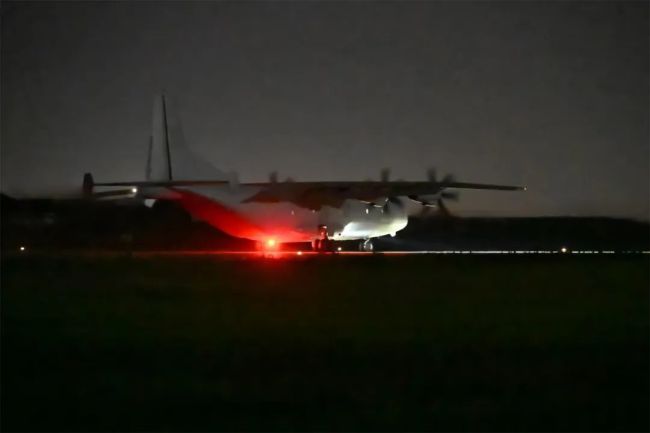 东部战区海军航空兵某部组织连续反潜训练