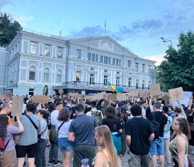 抗议在乌克兰的许多地方爆炸，指向Zelensky