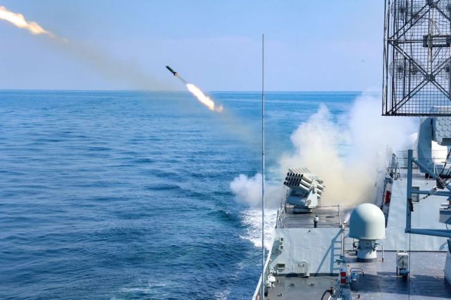 唐山舰开展海上多课目实战化训练