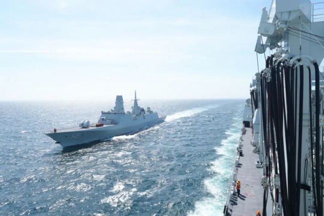 大洋之上，战舰如何为战舰加油？