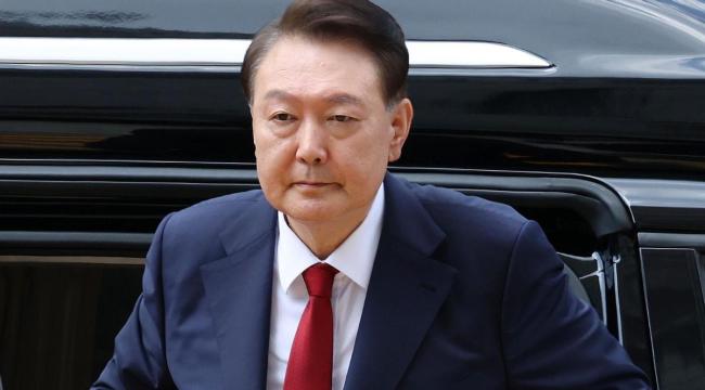 韩国前总统尹锡悦在监狱脱衣打滚，为保妻子不入狱！