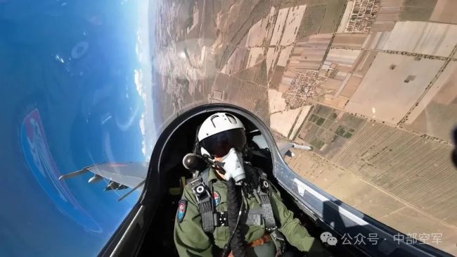 引擎轰鸣，铁翼破空