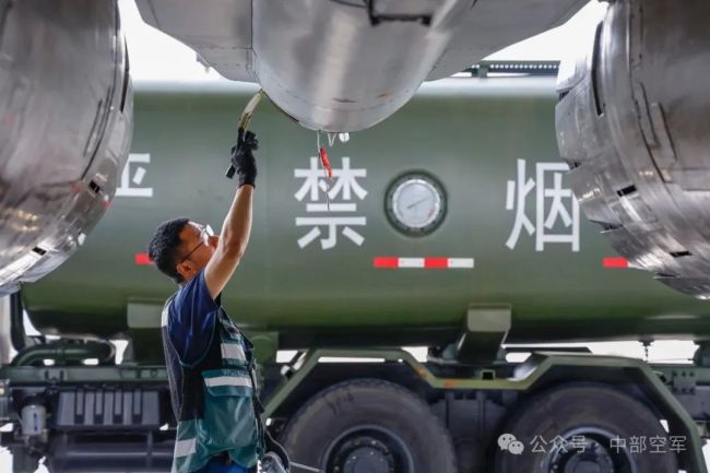 引擎轰鸣，铁翼破空