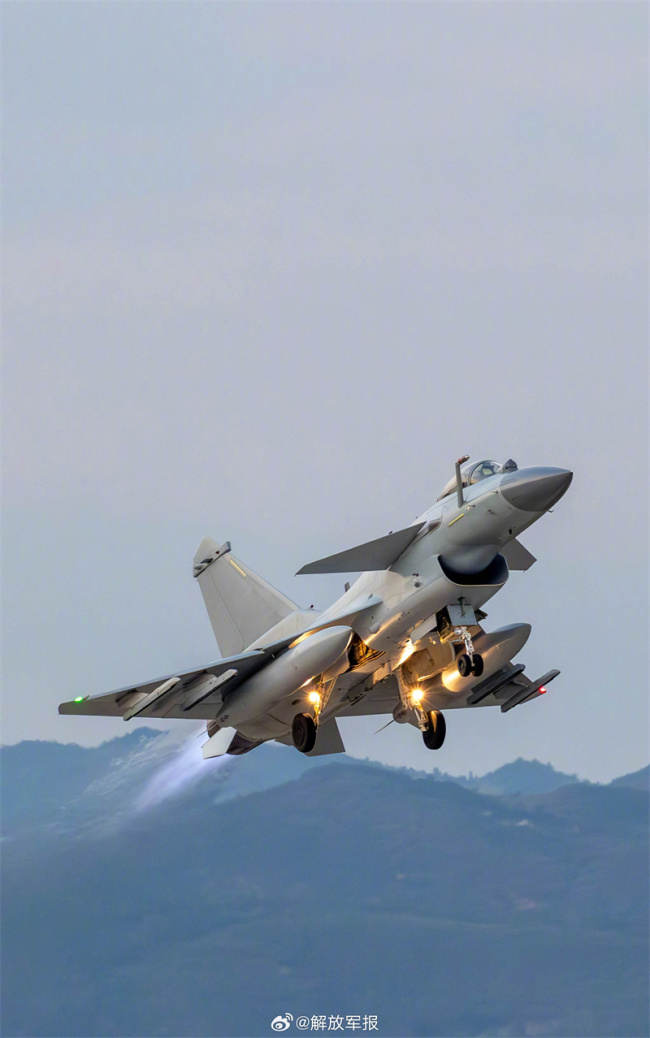 一键收藏！战机与彩云同框瞬间