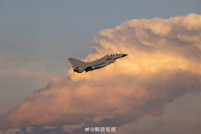 一键收藏！战机与彩云同框瞬间