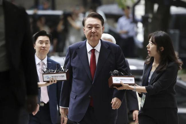韩国前总统尹锡悦在拘留所拒捕监控首次曝光！