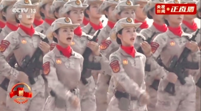 女民兵方队踏正步英姿飒爽 铿锵玫瑰展现坚韧风采