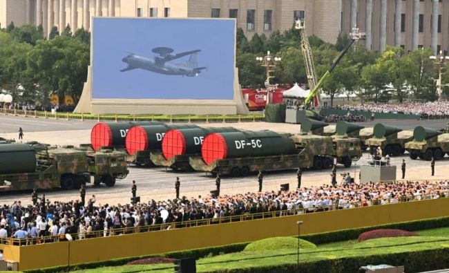 九三大阅兵的新装备,竟让西方破防到“拒绝接受现实”?