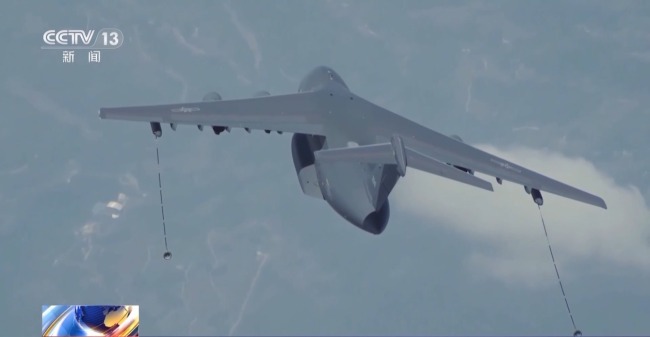 在空中“穿针引线” 空中加油：大国空军的战斗力“倍增器”