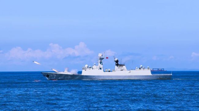 火力全开！直击舰艇编队实弹射击震撼瞬间