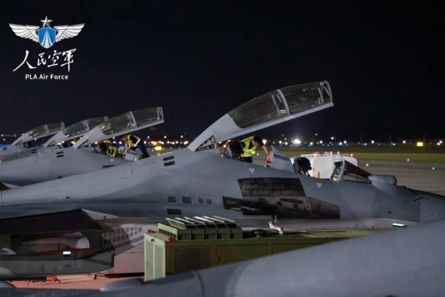 夜空穿针!新飞行员空中加油训练直接上强度