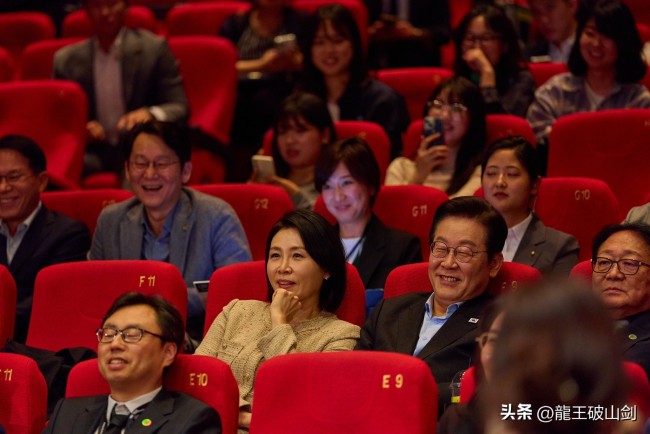 李在明和夫人一起看电影！