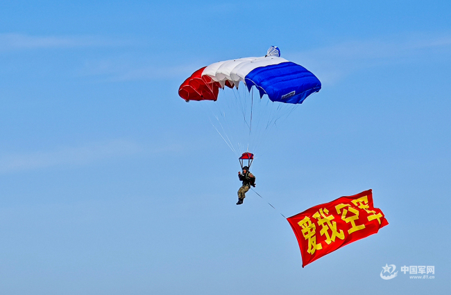 把诗写在蓝天，解锁中国军人的云端浪漫