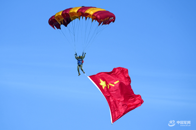 把诗写在蓝天，解锁中国军人的云端浪漫