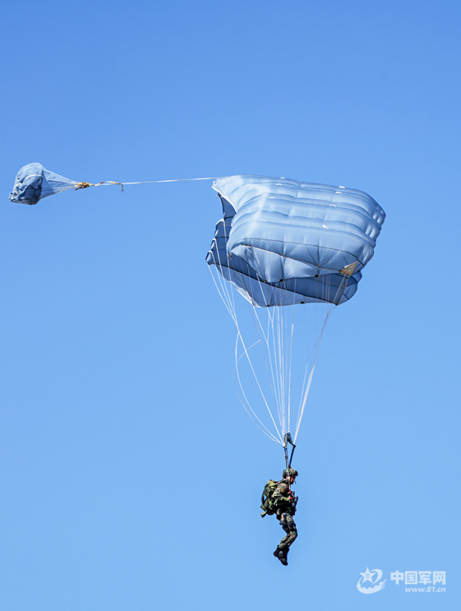把诗写在蓝天，解锁中国军人的云端浪漫