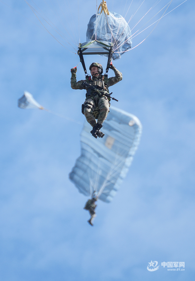 把诗写在蓝天，解锁中国军人的云端浪漫