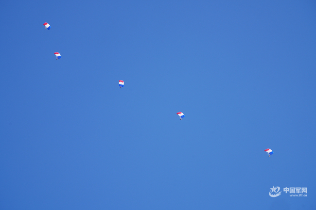 把诗写在蓝天，解锁中国军人的云端浪漫