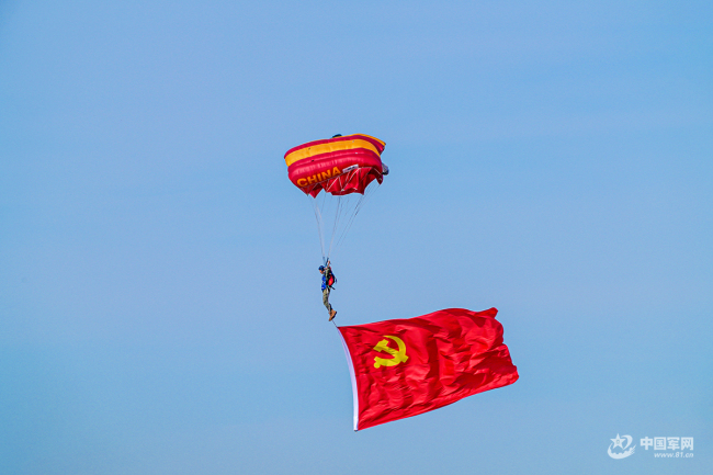 把诗写在蓝天，解锁中国军人的云端浪漫