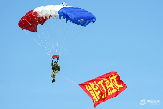 把诗写在蓝天，解锁中国军人的云端浪漫