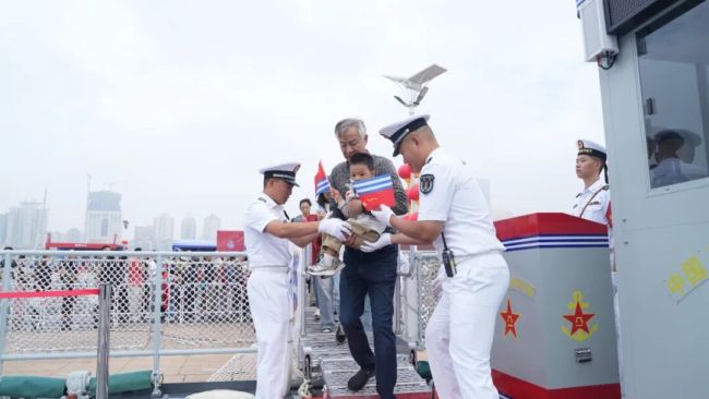 舰艇开放活动,海军小姐姐太宠娃了!