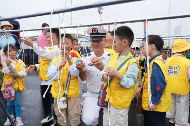 舰艇开放活动,海军小姐姐太宠娃了!