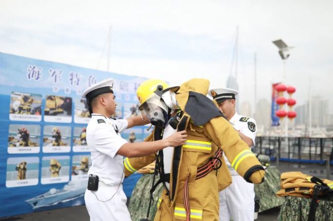 舰艇开放活动,海军小姐姐太宠娃了!